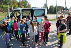 Šolarji so dan preživeli v policijski družbi, tudi pasji 17